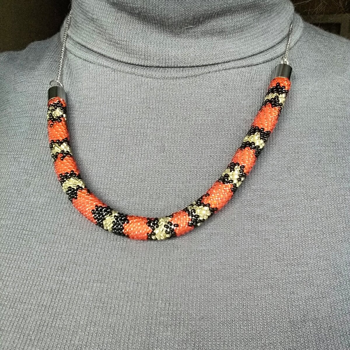 Колье из браслета, длина которого увеличена  с помощью цепочки