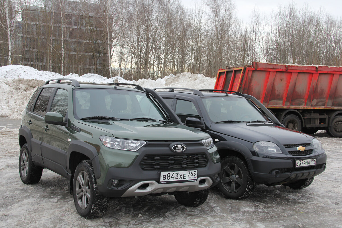 Обратите внимание  на ребра жесткости у капота – он больше не мнется от нажатия ладонью, как у Шеви Нива, новый образ передней  части, новые нелинзованные фонари.