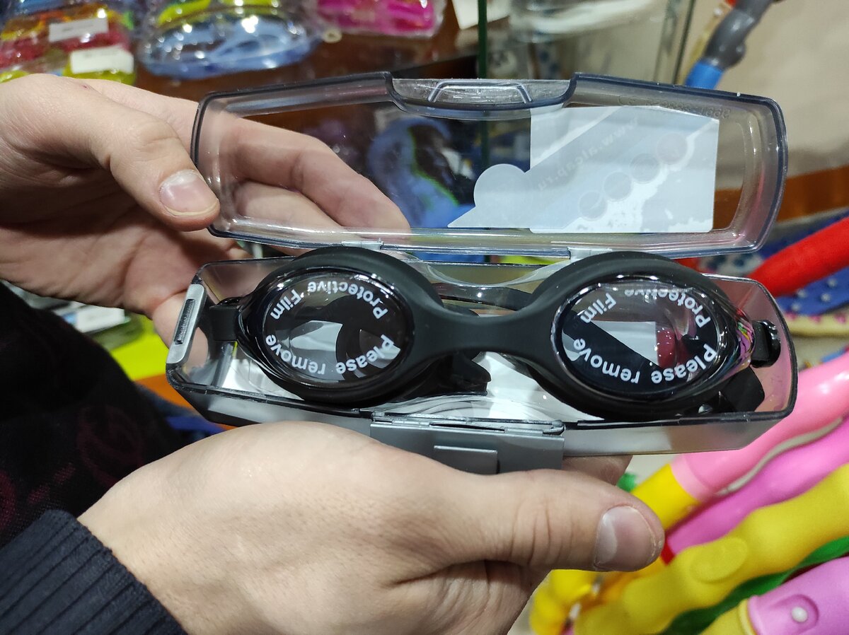 Очки для плавания за 650 рублей в одном из спортивных магазинов нашего города