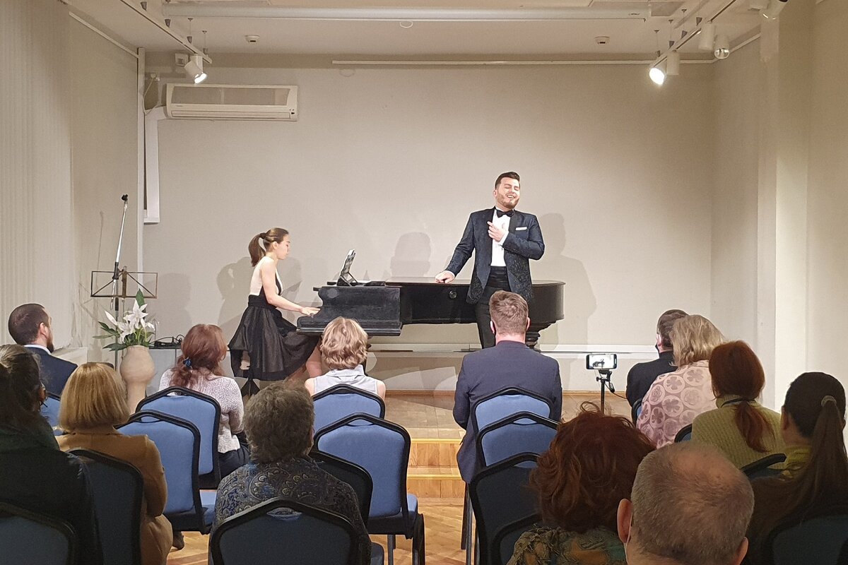 Руслан Омиров худ. руководитель и солист Et Bene, за фортепиано Юлия Солодовских