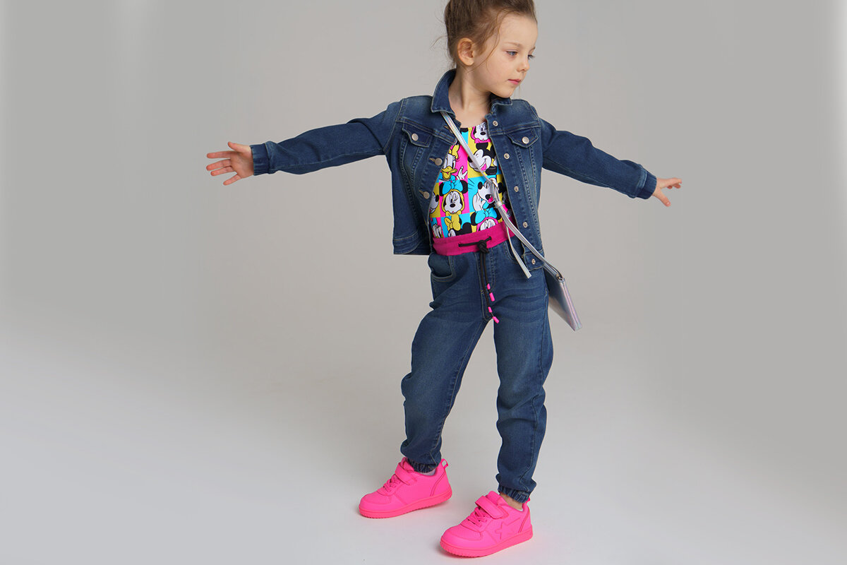 Ребенок не хочет одеваться. Не любит одеваться. Если ребенок ругается матом сказкотерапия. Мама надевает ребенка. Ребенок одевается.