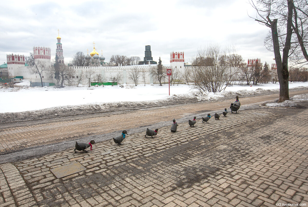 Скульптура "Дорогу утятам!". Москва. Фото автора статьи (ещё 1 фото)