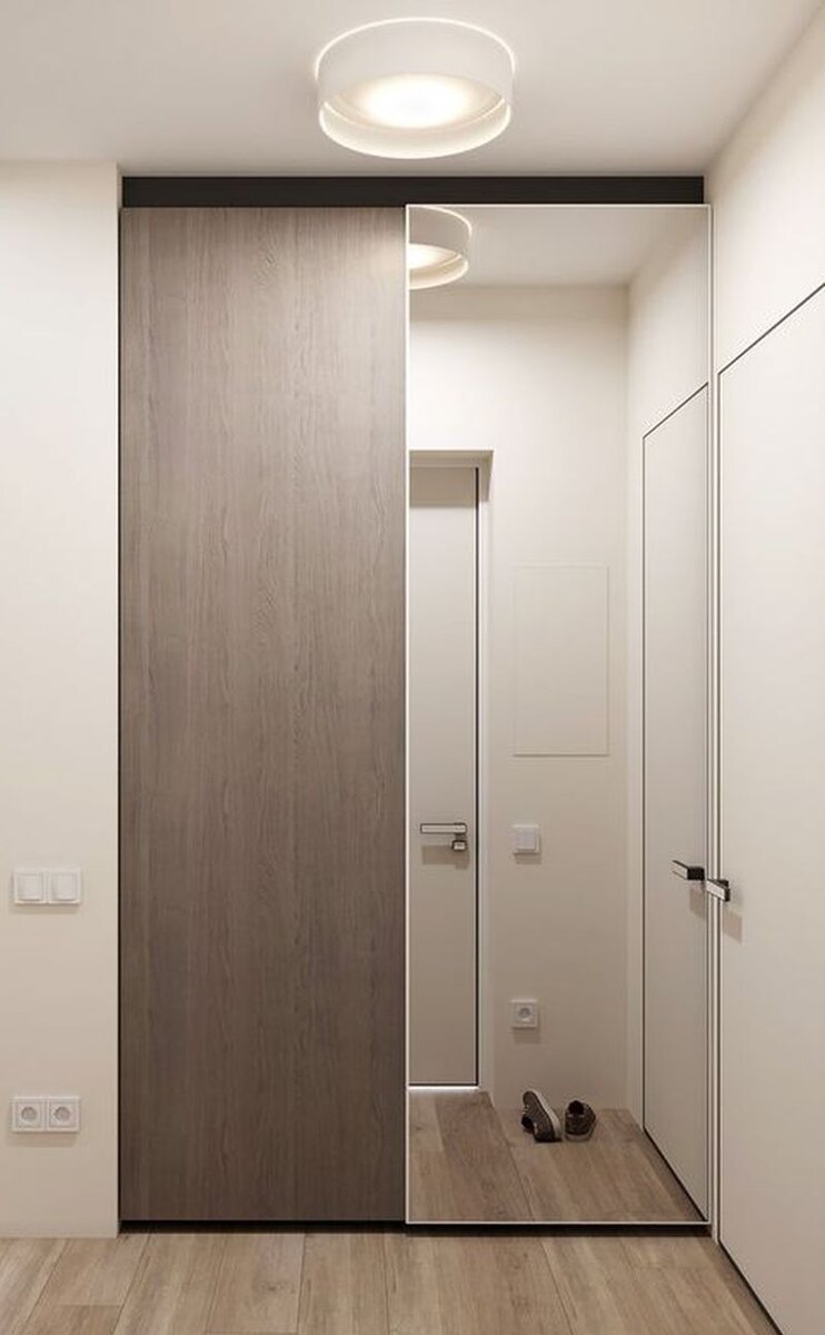 Современная прихожая-купе с зеркальной дверью.