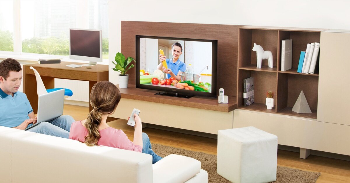 Домашний канал на приставке. Домашний интернет и ТВ. Телевизор с интернетом. Семья у телевизора. Интернет в квартире.