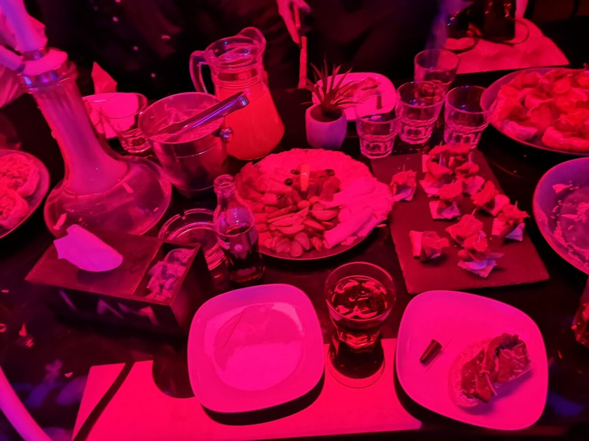 После тусы, под утро, персонал тоже отдыхает.