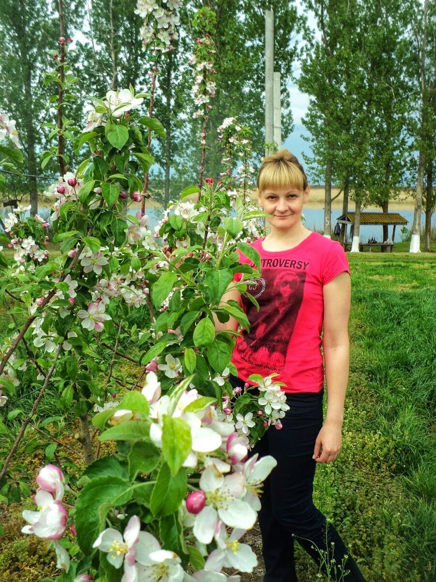 Ваш автор в цветущих яблонях))) На заднем плане наша беседка