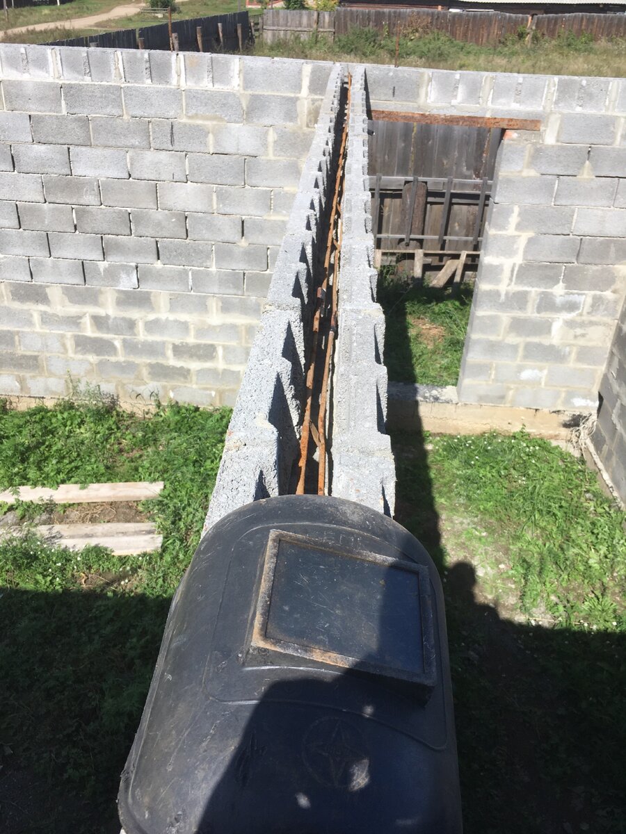 Свариваю арматуру мауэрлата 