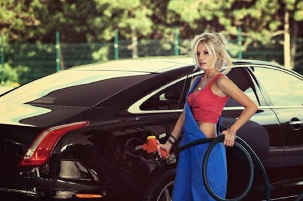 Заправка автомобиля - фото с сервиса Яндекс.Картинки