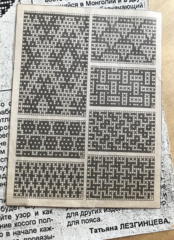 Вверху слева - использованная мною схема Т.Лезгинцевой, созданная автором для вязания полотна