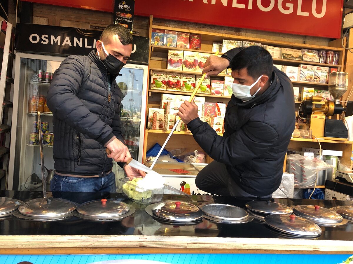 Уличная телега с турецким мороженым