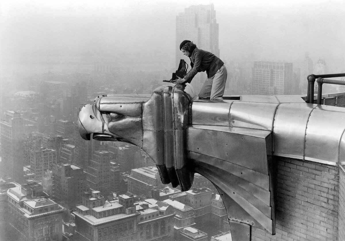 Маргарет Бурк-Уайт, фотограф журнала LIFE, делает фотографию с одного из орлов на 61-м этаже здания Chrysler в Нью-Йорке в 1934 году