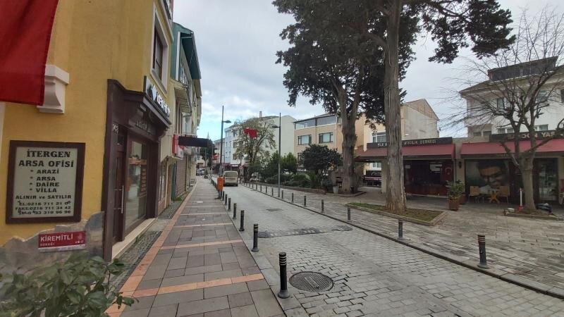 Прогулка по турецким улочкам. Солнечно. Сухо и тепло. Но пусто.