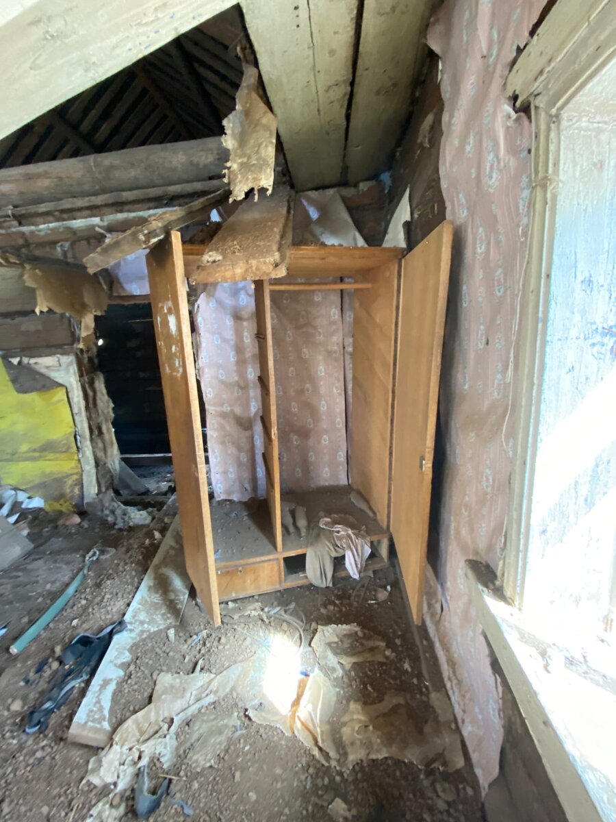 Когда это был крепкий деревенский дом. Сейчас - простая заброшка ...