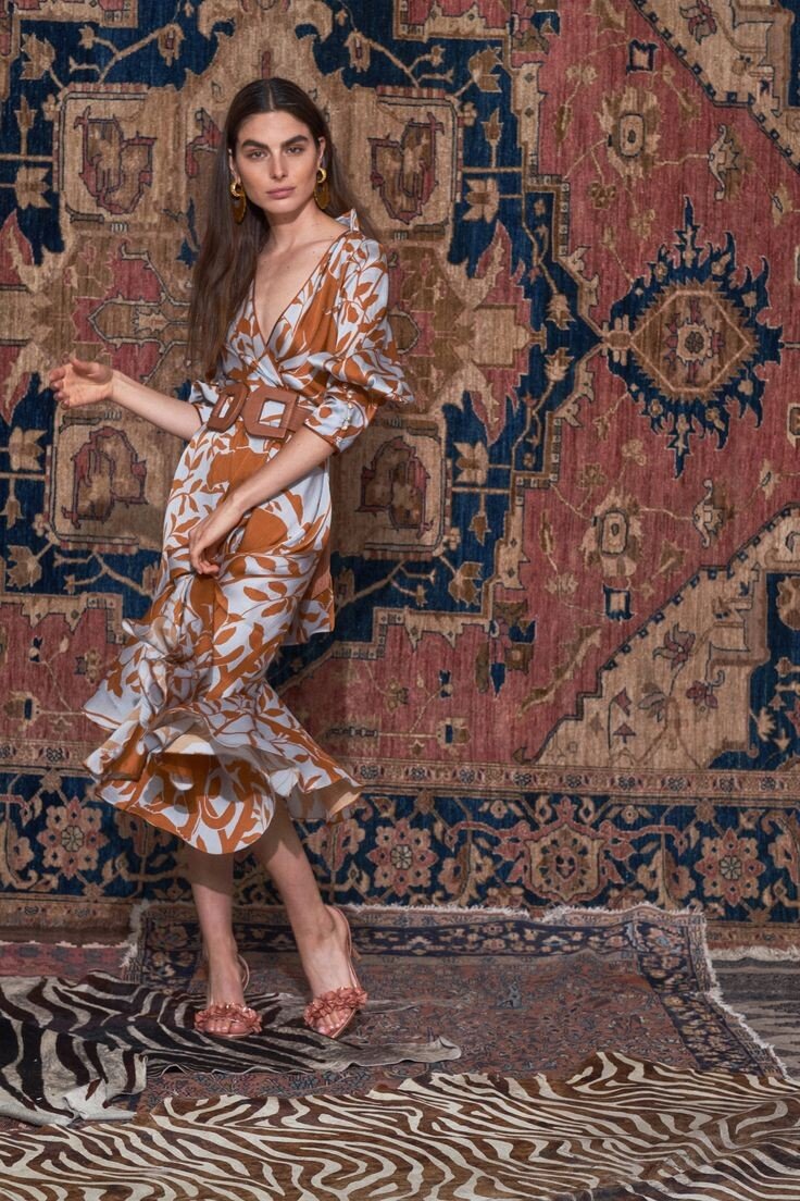 Начнём статью с фото девушки в актуальном летнем платье для затравки :) В обычном московском ТЦ такое вряд ли найдёшь!