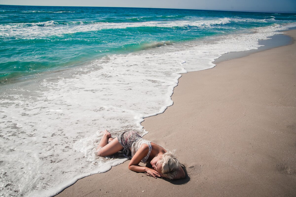 Приезжайте девушки на море. Люди на пляже. Девочка лежит на песке. Лежать на берегу моря. Отдыхать на море.