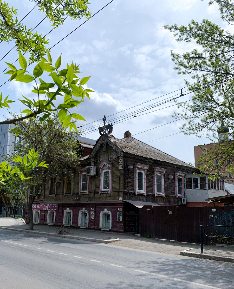 В Астрахани сохранилось много старинных деревянных домов. Фото автора