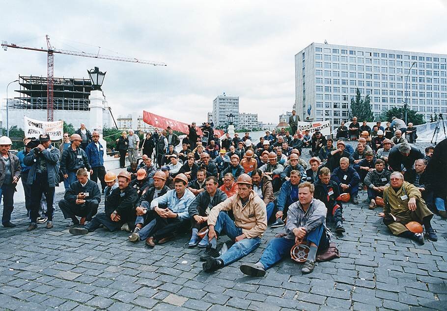 1990 год июль. Забастовка в Междуреченске 1989. Забастовка Шахтеров в СССР 1989. Забастовки Шахтёров СССР В 1989 году. Аум Синрике в России 90е.