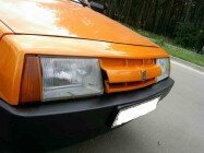 Количество дверей 3, одна из которых дверь багажника открывающаяся вверх. Передние двери, как у автомобилей с кузовом купе, длиннее обычных, однако разместиться на заднем сиденье все же достаточно сложно, а вот для передних пассажиров места предостаточно. Передние сиденья анатомические, которые регулируются в трех направлениях.