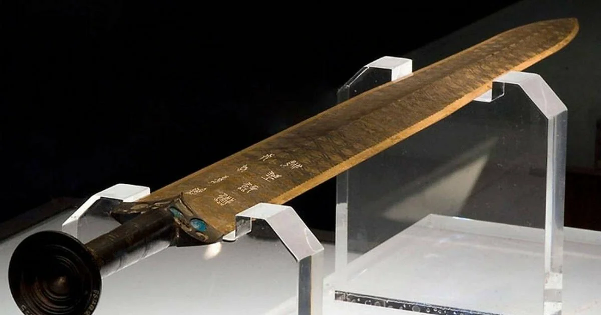 Длина меча составляет 55,7 см (в том числе рукоять 8,4 см), ширина клинка 4,6 см. Масса оружия 875 грамм. Клинок изукрашен ромбовидным орнаментом и инкрустирован синей глазурью. Когда клинок нашли, он был вставлен в черные лакированные ножны из дерева, на рукояти меча были следы оплетки шелковой веревкой.