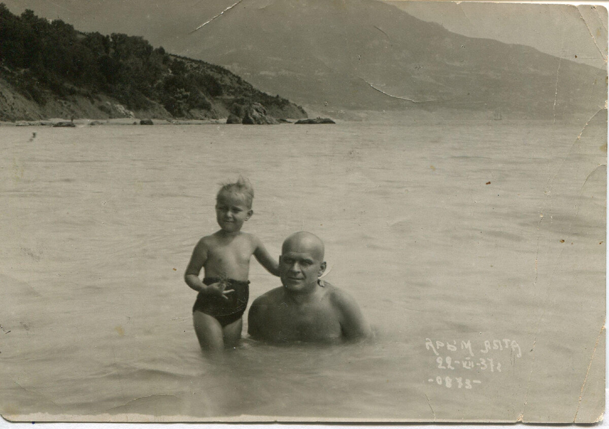 Фотография Маргариты Андрющенко с отцом. ГМИГ I-1713_1.