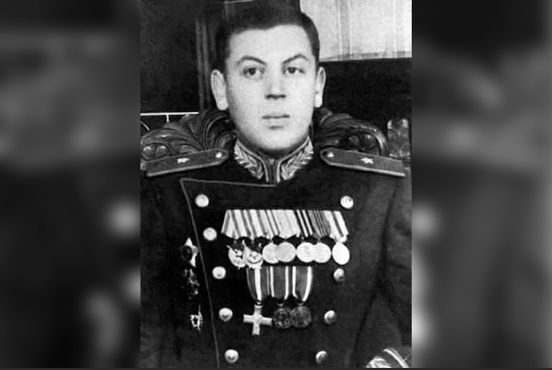 Сын про василия сталина. Василий Сталин в Тушино. Костюм Василия Сталина. Генерал авиации Московского округа Василий Сталин. Аватарка Василий Сталин