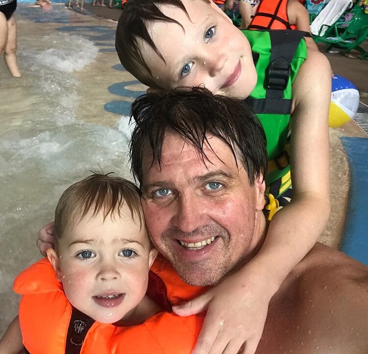 Как выглядит и как живёт старший брат Никиты Джигурды, который воспитал сыновей 