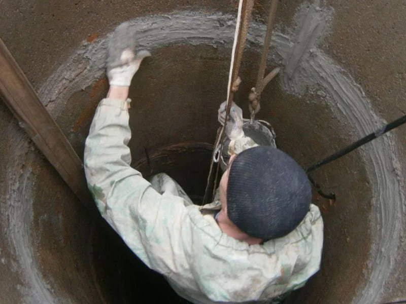 Так герметизируются швы между колодезными кольцами