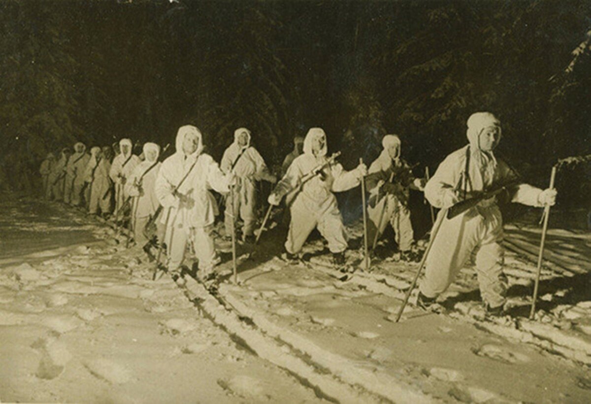 Лыжный батальон на марше.