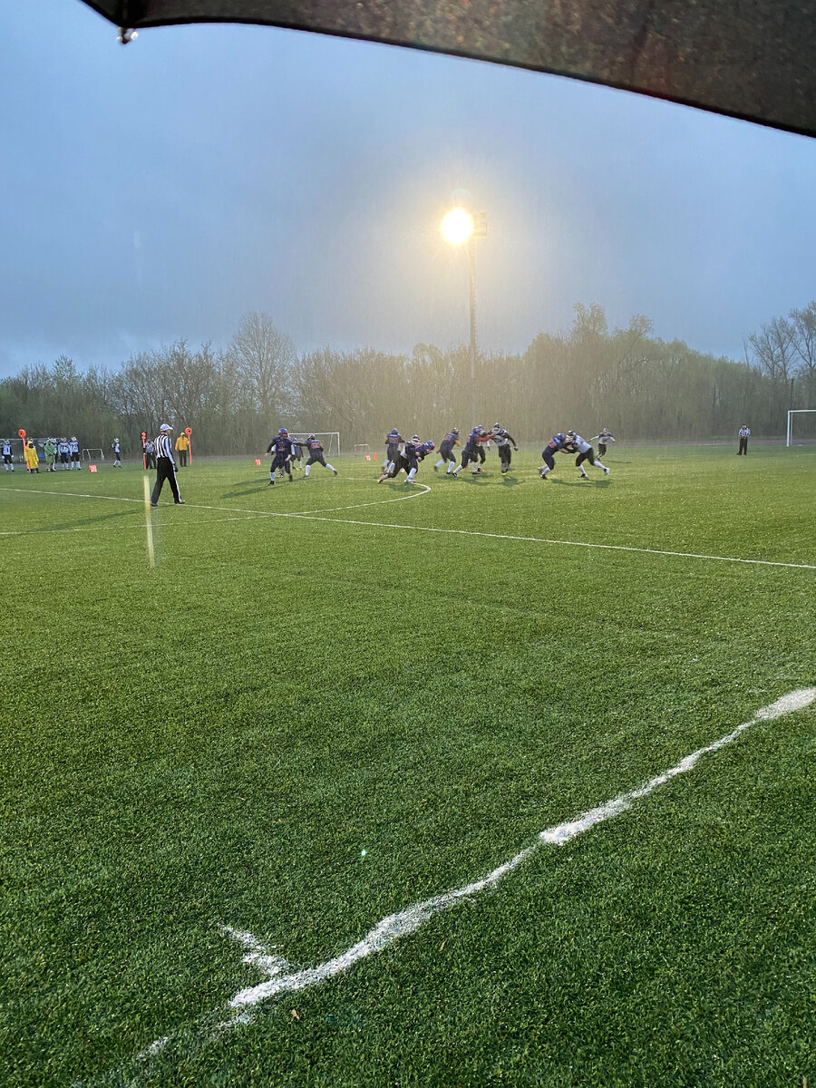 Игровой эпизод матча против "Оружейников".