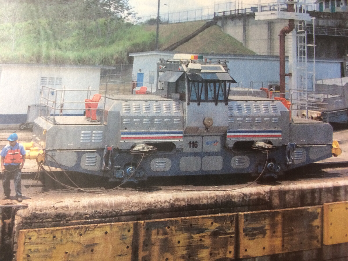 В  Панамском  канале  такие  чудо-паровозики стальными  тросами  заводят  корабли  в шлюзы.