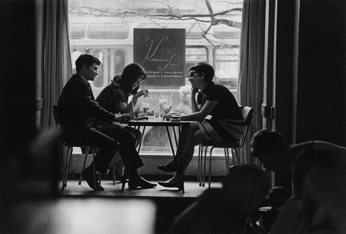 Андрей Князев. В молодежном кафе. 1970-е © Галерея Люмьер
