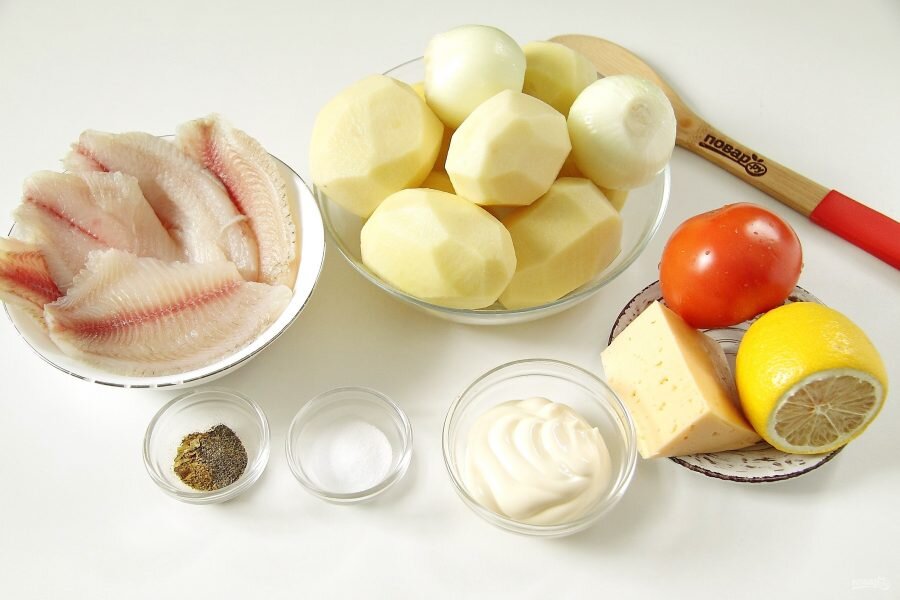 
Подготовьте все ингредиенты. Тилапию заблаговременно разморозьте, помойте и обсушите картонным полотенцем.