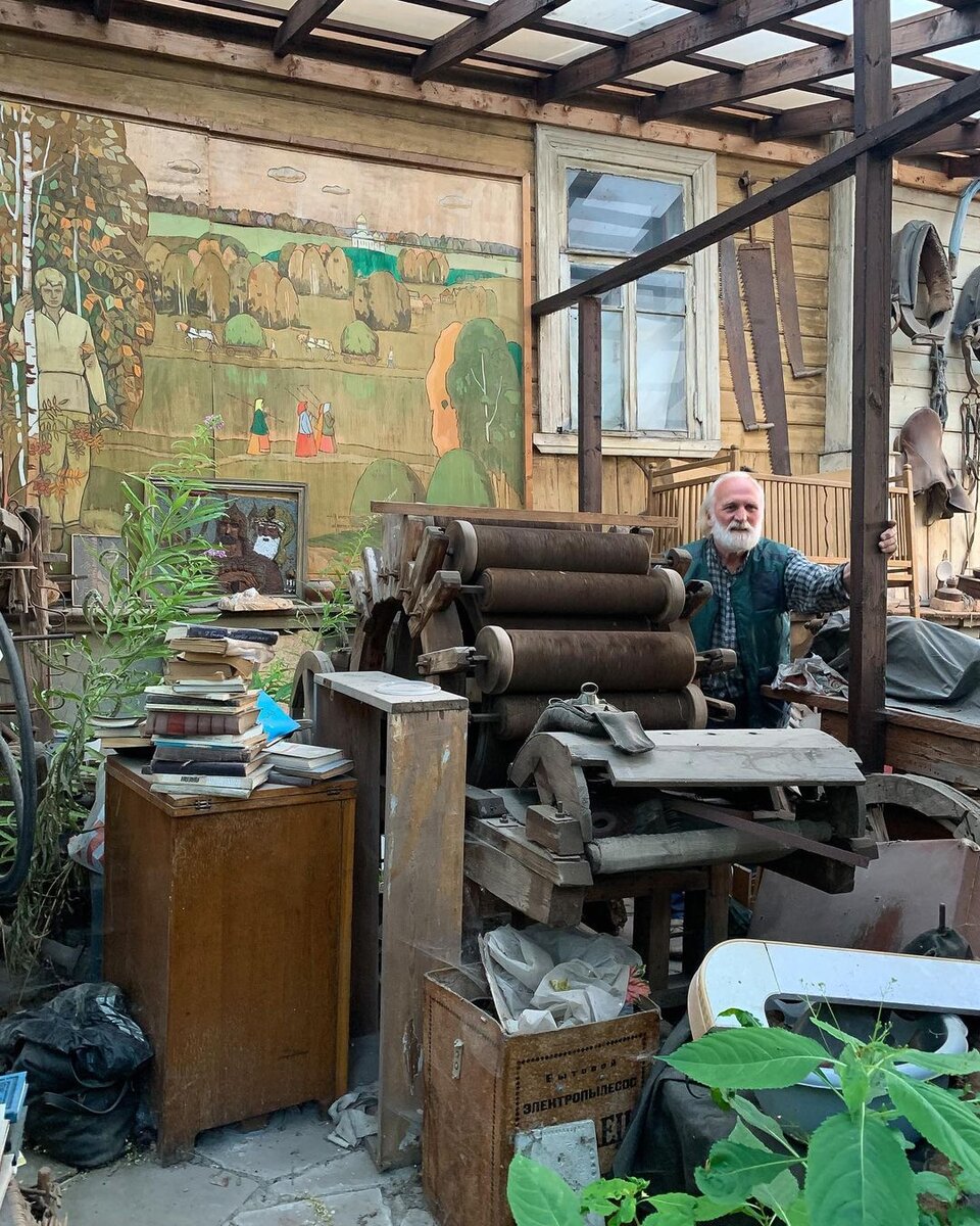 Художник Виктор Багров во дворе музея.