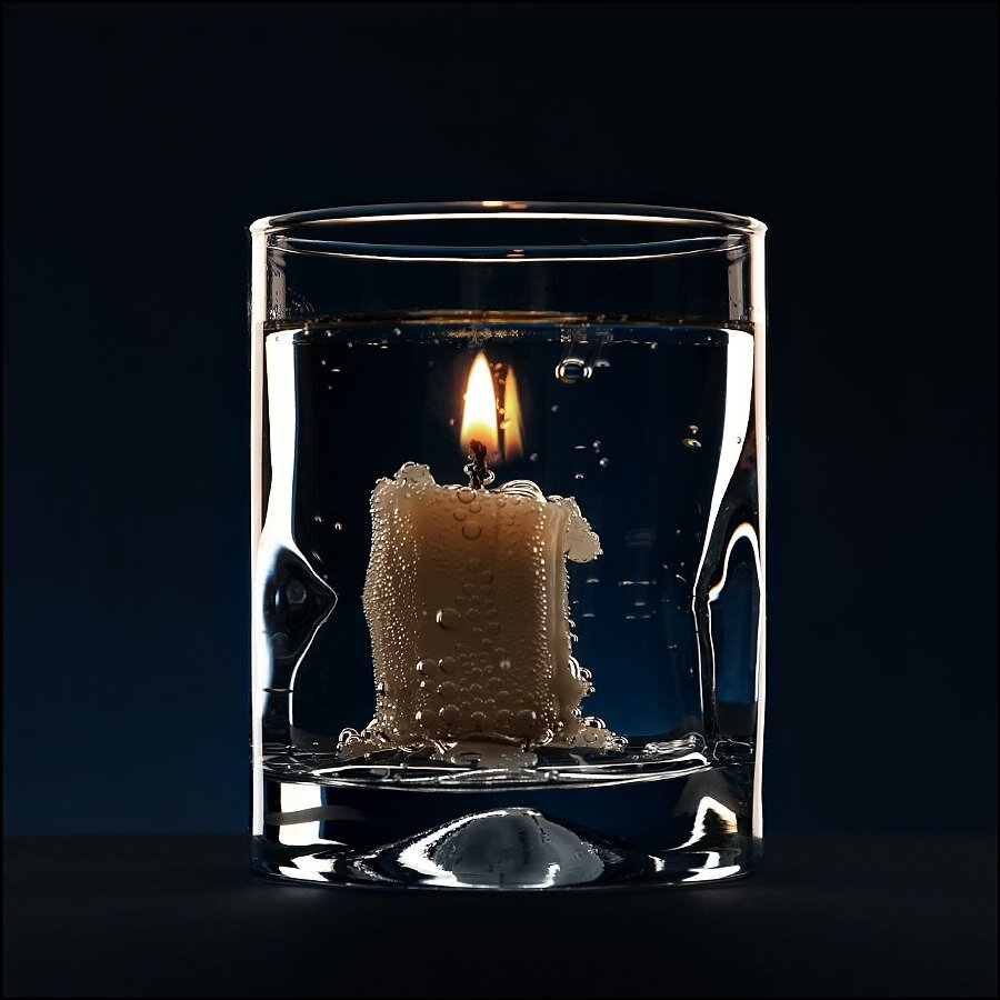 Горящая свеча гаснет в закрытой пробкой банке. Свеча в стакане. Свечки на воде. Горящие свечи. Горящая свеча.