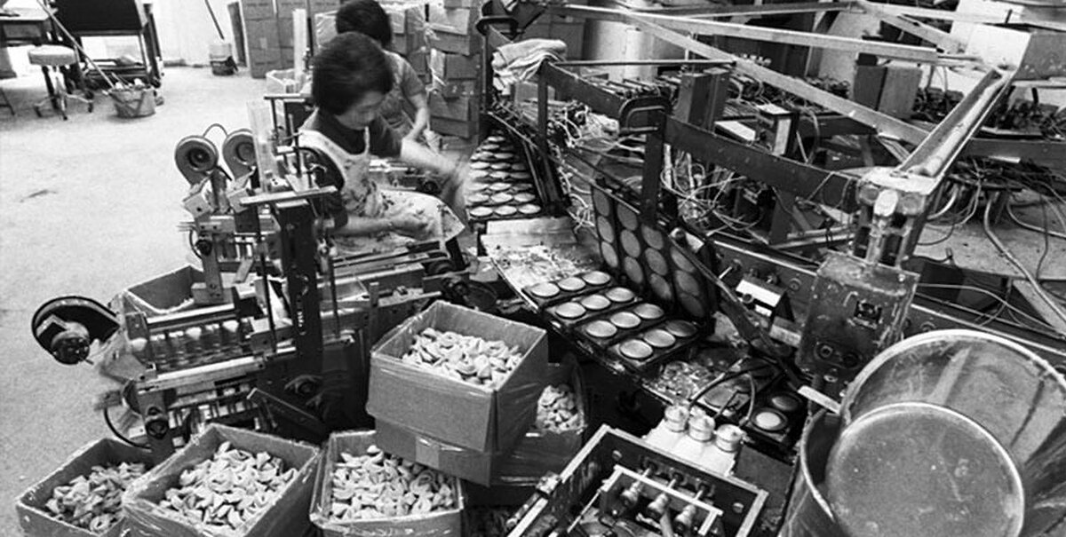 Женщины, работающие в пекарне Lotus Chinese Fortune Cookie в Сан-Франциско, 1977 год.