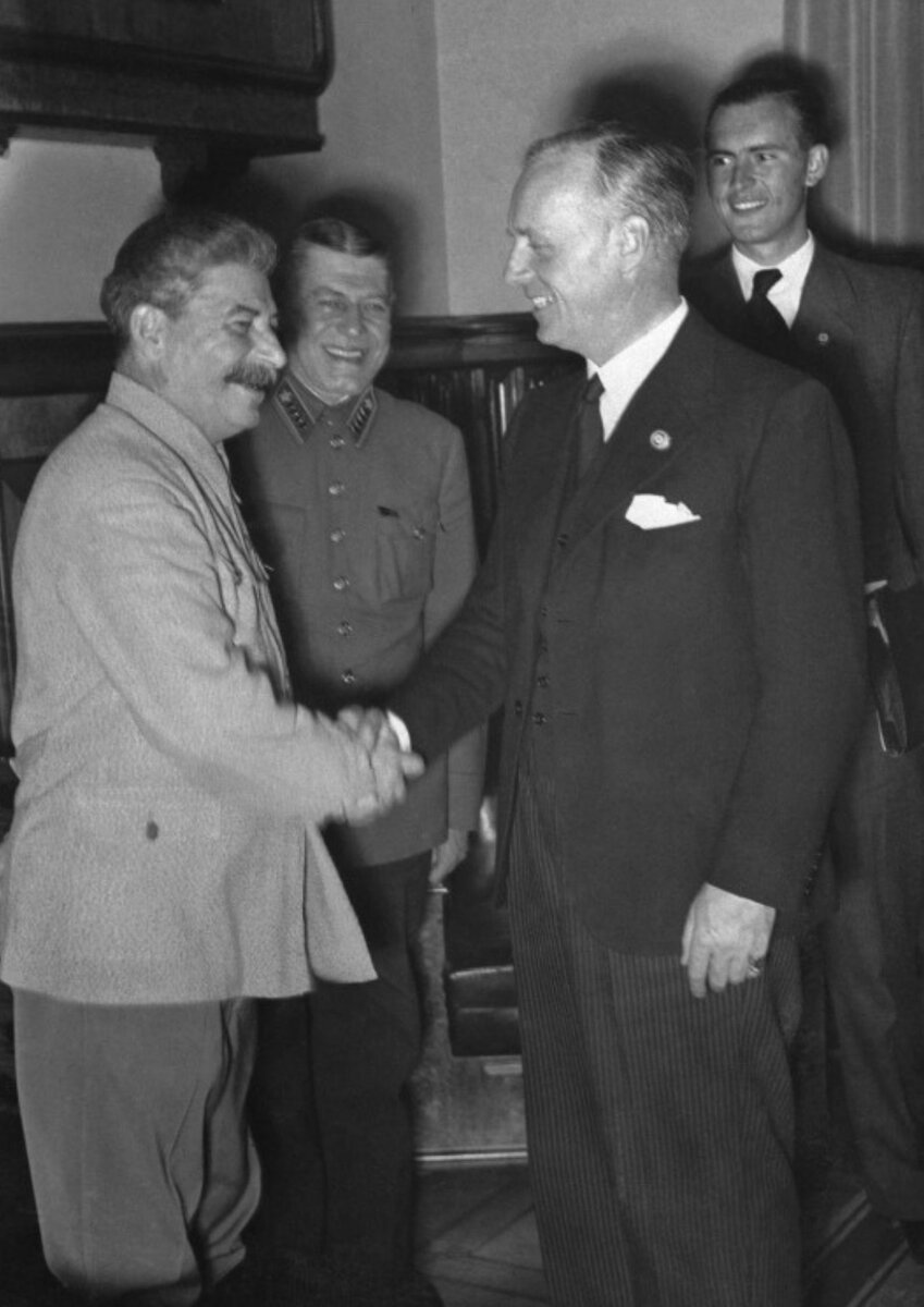 Иосиф Сталин пожимает руку министру иностранных дел Германии Иоахиму фон Риббентропу, 23 августа 1939 года.
Источник: @lecturerhistory. Автор: неизвестен