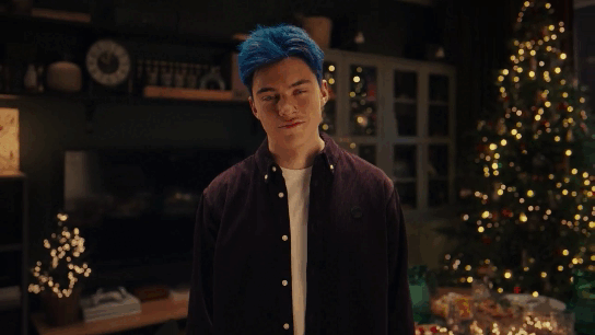 Ролик вызвал неприятные эмоции своей концовкой. Я понимаю, что дети вырастают и должны жить отдельно, как нам намекают создатели рекламы, но разве в Новый год не принято быть со своими самыми близкими людьми? Гиф из рекламного ролика сети Икеа