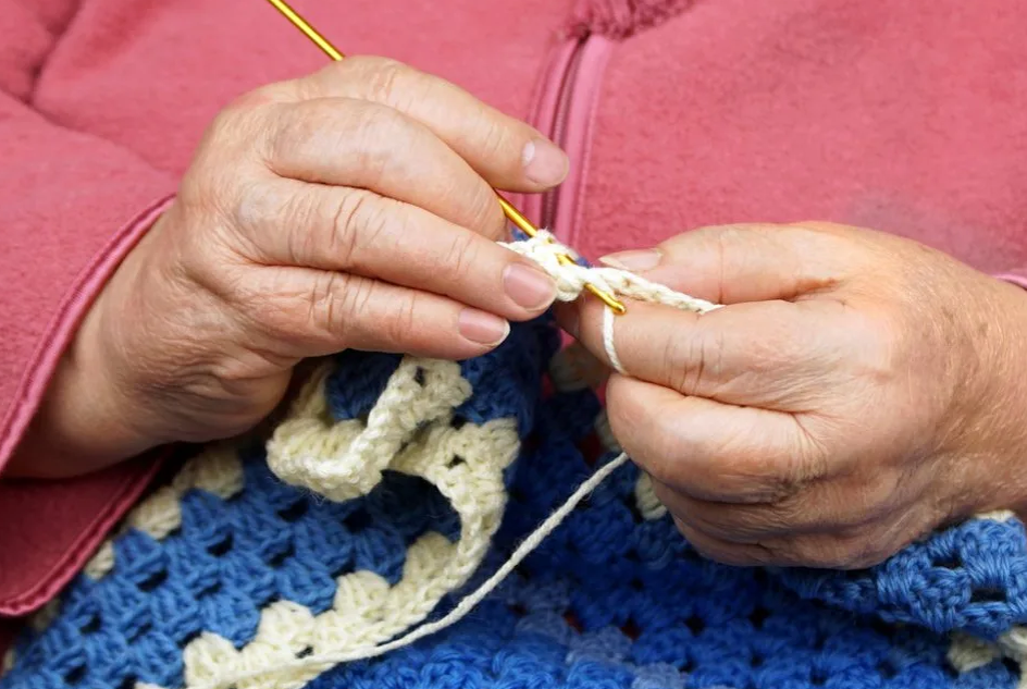 Бабушка вяжет носки. Почему бабушки вяжут. Вязание для пенсионеров. Старушка вяжет. Почему бабушки вяжут.