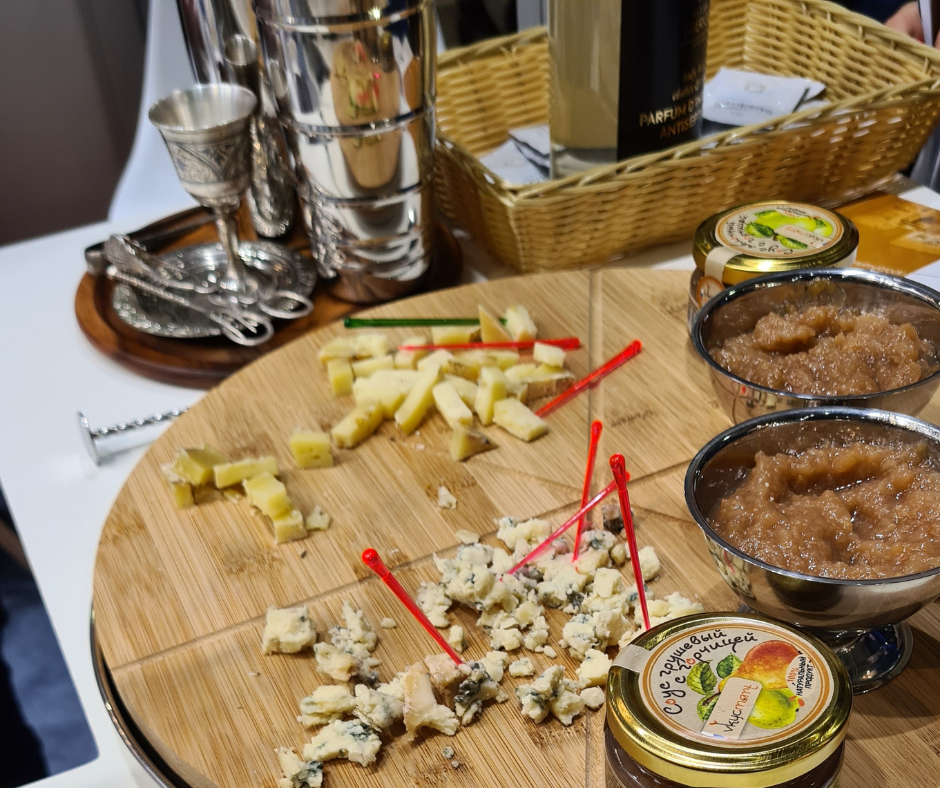 Этот сыр с выставки - он вкусный, а не уничтоженный. А все потому, что Russia Expo.