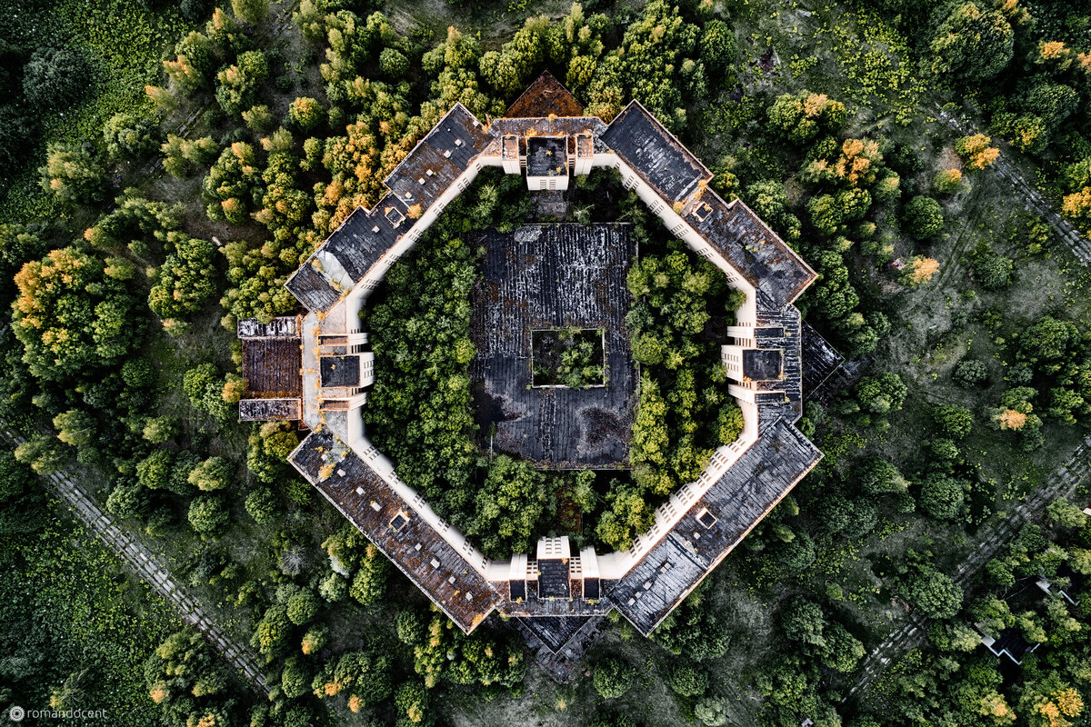 Массивное здание имеет форму октагона, со внутренним двором