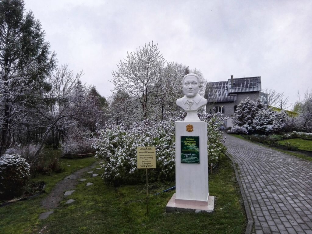 Памятник Григорию Демидову в мемориальном ботаническом саду. Фото nashural.ru