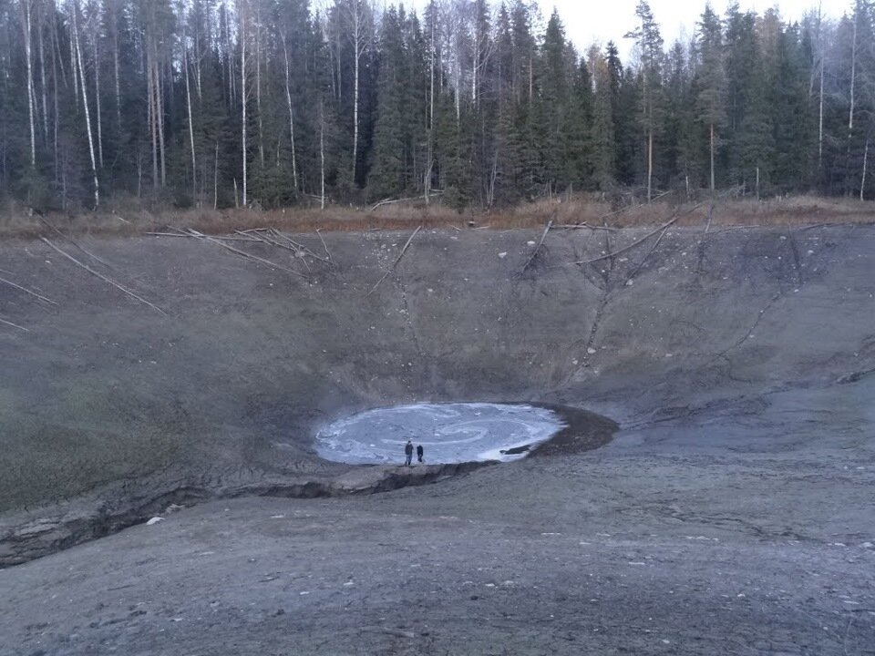 Карстовая воронка в воде