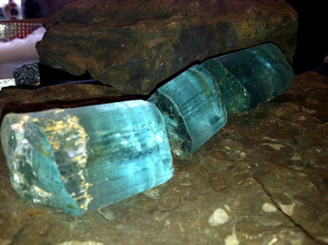 Крупнейший кристалл аквамарина, найден в Бразилии Источник: geologyin.com