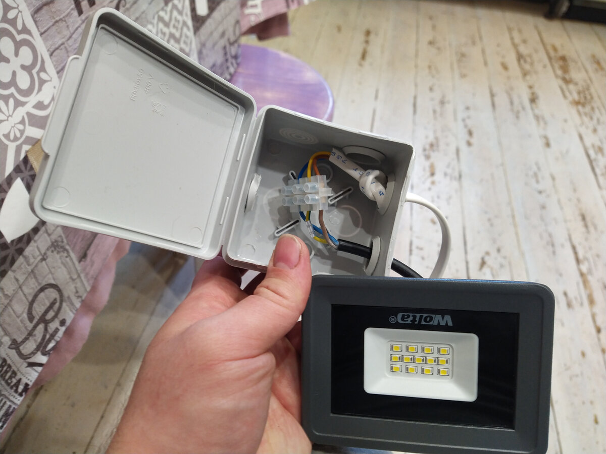 Вот так выглядит соединение, если прожектор испортится или захочу поставить другой быстро поменяю его на новый. 