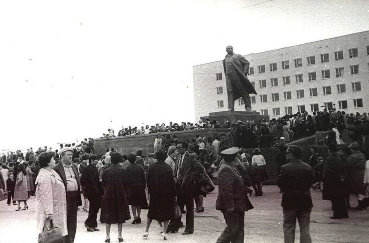 Года в актобе. Актобе СССР. Советский Актюбинск. Памятник Ленину (Актобе).