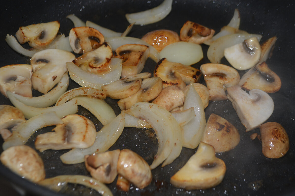 Простой рецепт свинины с грибами в горшочках, такое и гостям не стыдно подать