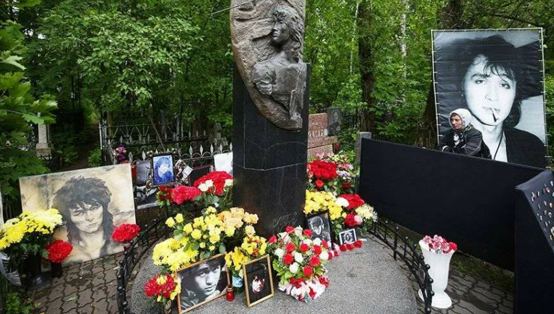 Могила Виктора Цоя 2020 год. Фото: https://iz.ru/633233/2017-08-15/kinomany-pochtili-pamiat-viktora-tcoia-minutoi-molchaniia-na-ego-mogile