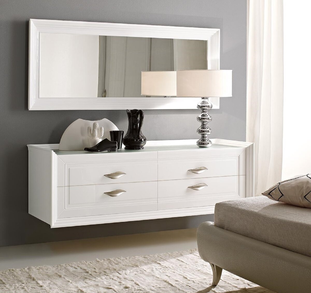 Классический вариант или золотое правило – зеркало по ширине предмета мебели под ним