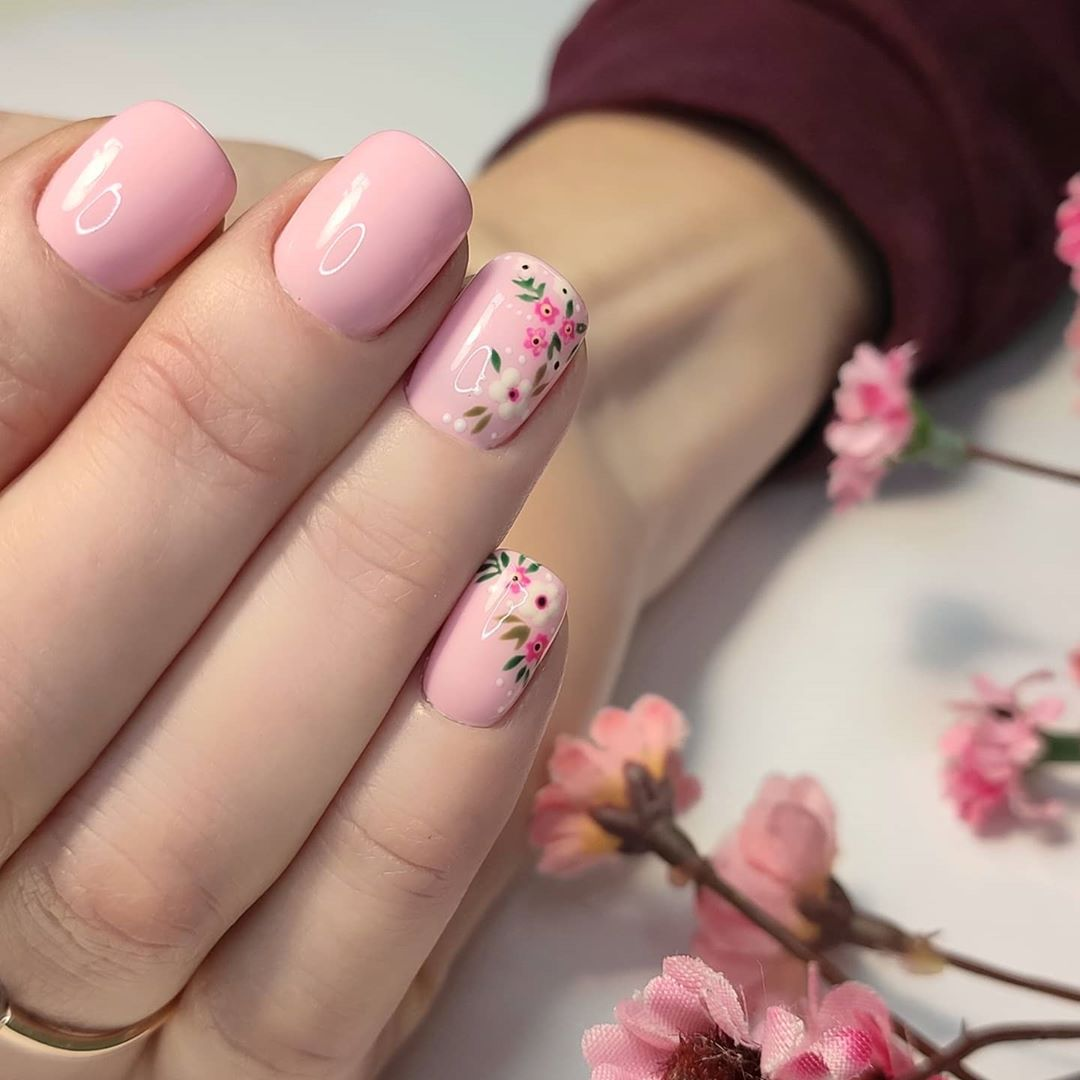 Розовый маникюр на весну. Розовые ногти с цветочками. Нежный маникюр светочками. Весенний маникюр розовый.