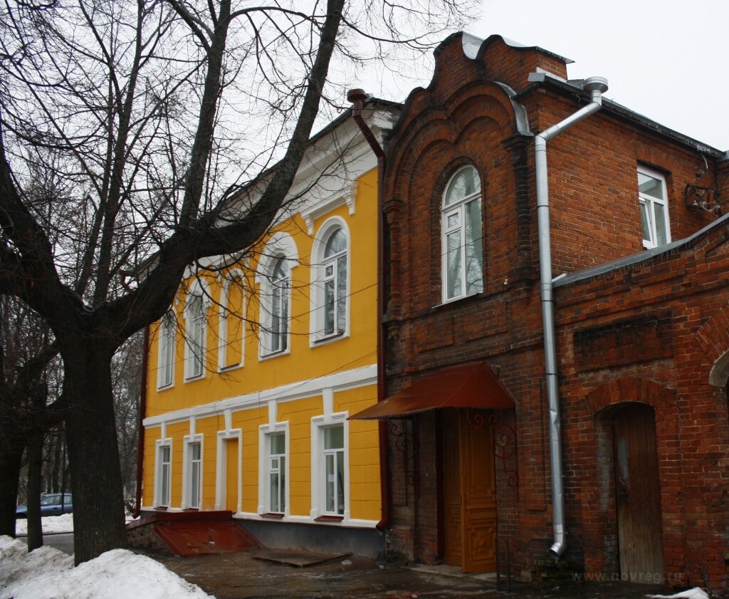 Боровичи великий новгород. Исторические здания Боровичи. Боровичи центр города. Дом Купцов Боровичи. Боровичи дом Купцов Митрофановых.